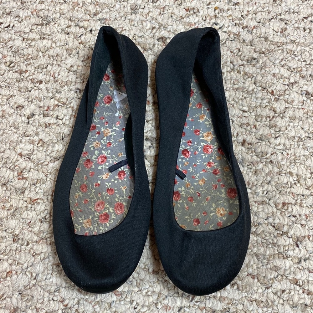 Womens size 6.5 black slip on flats shoes